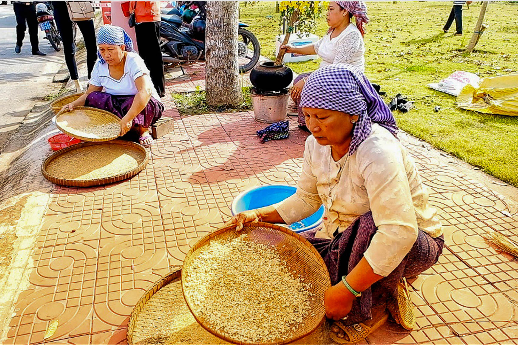 Cốm dẹp, đậm đà hương vị quê hương