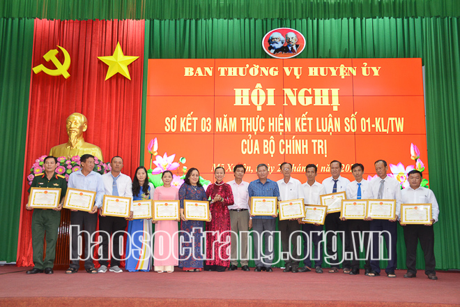 Khen thưởng 13 tập thể và 45 cá nhân tiêu biểu trong học tập và làm theo Bác