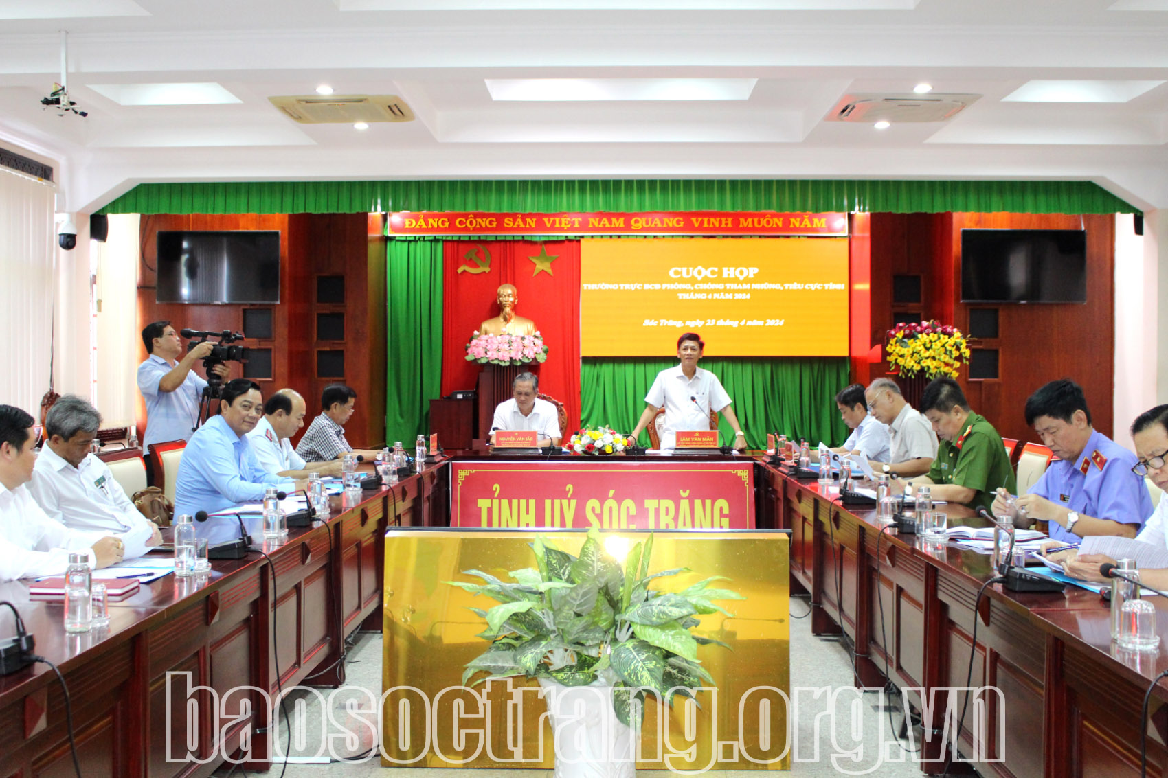 Xử lý nghiêm, đồng bộ giữa kỷ luật đảng với kỷ luật hành chính, kỷ luật của đoàn thể và xử lý hình sự