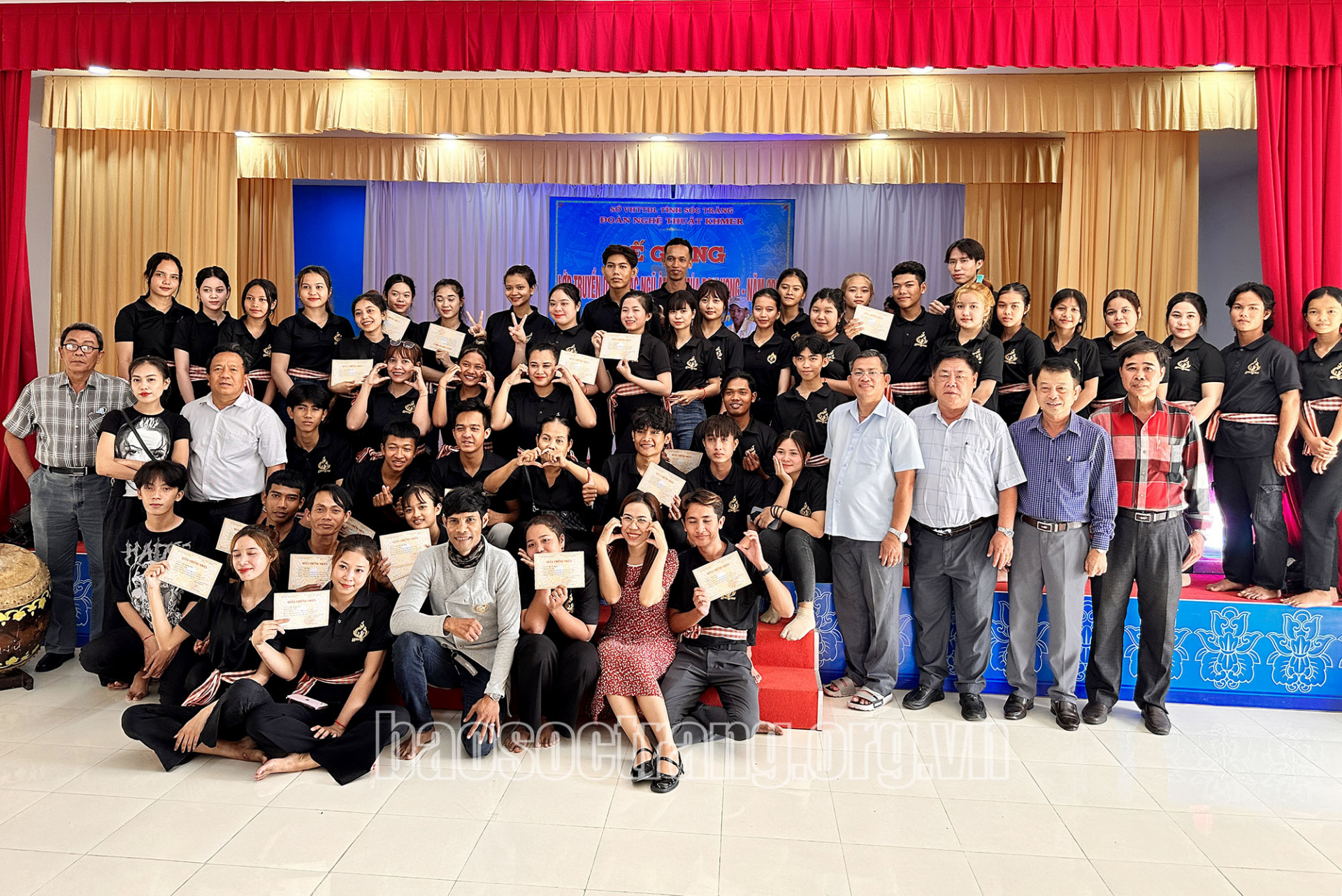 Trao chứng nhận cho 41 học viên các lớp truyền dạy nhạc ngũ âm và múa rom vong