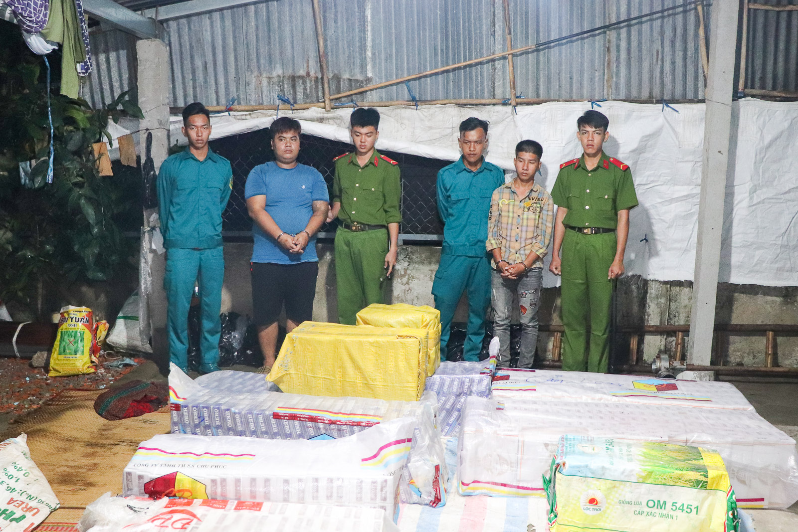 Bắt quả tang 2 đối tượng vận chuyển 7.450 bao thuốc lá điếu nhập lậu