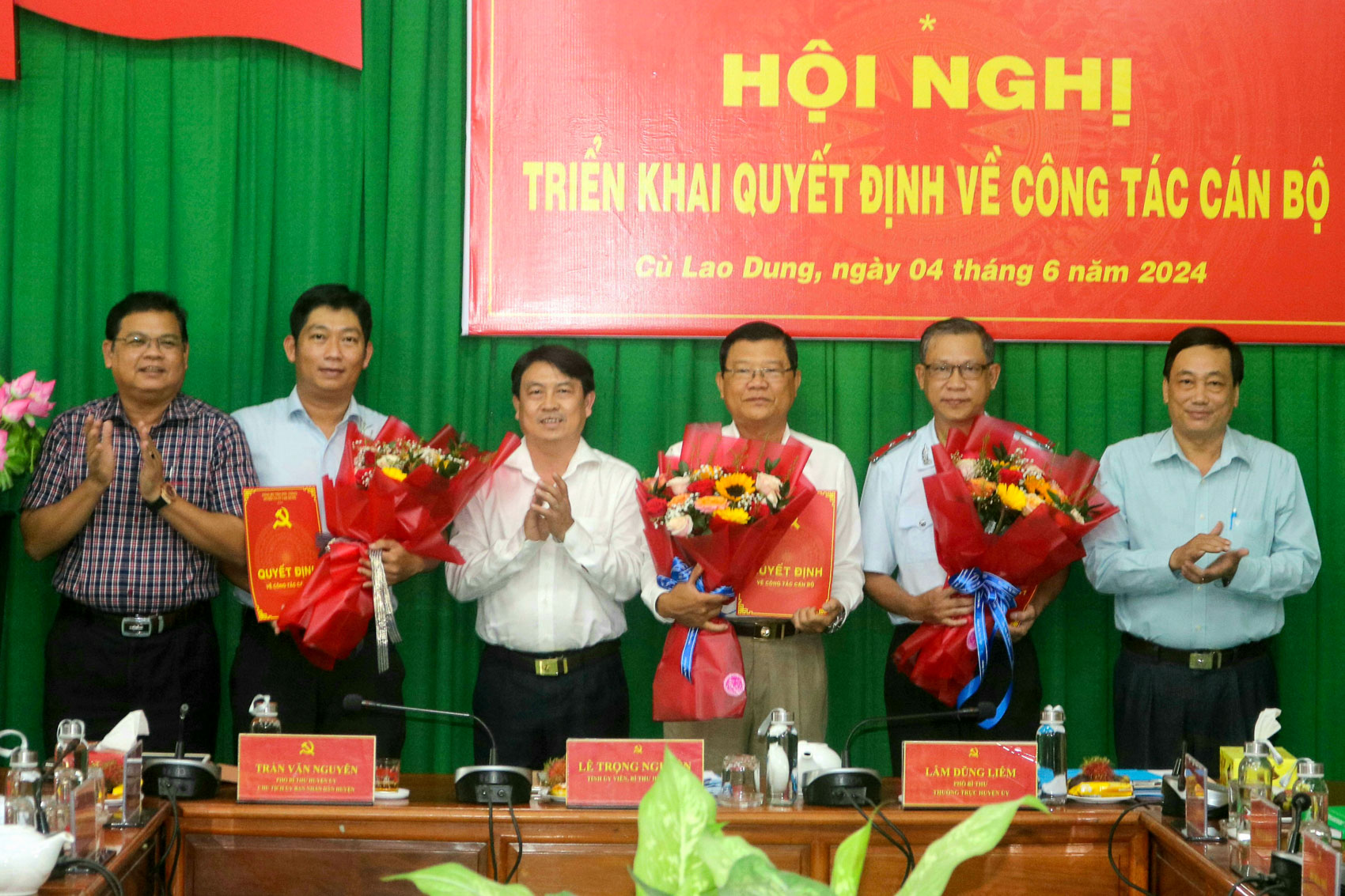 Trao quyết định chỉ định 2 ủy viên Ban Chấp hành Đảng bộ huyện Cù Lao Dung