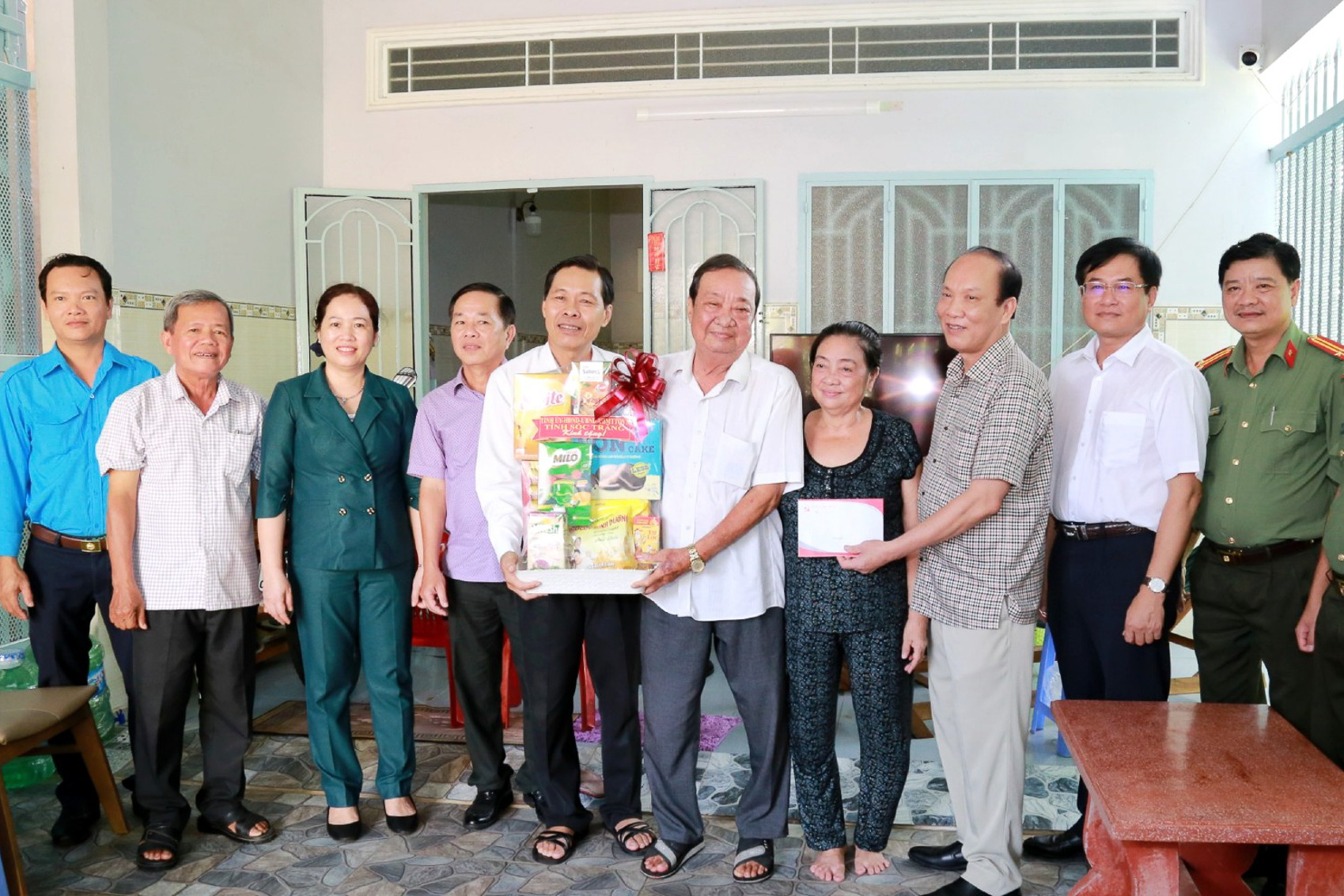 Thăm, tặng quà gia đình chính sách trên địa bàn huyện Trần Đề