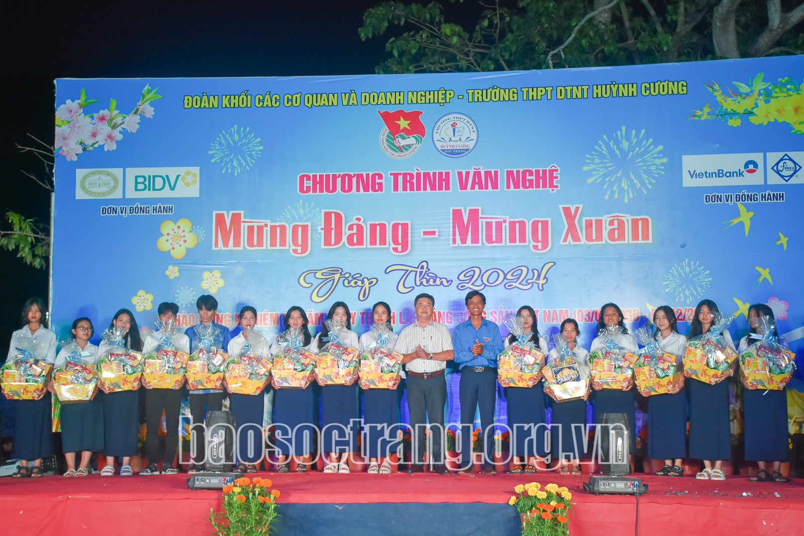 Tổ chức chương trình văn nghệ “Mừng Đảng - Mừng xuân Giáp Thìn năm 2024” và tặng quà cho học sinh