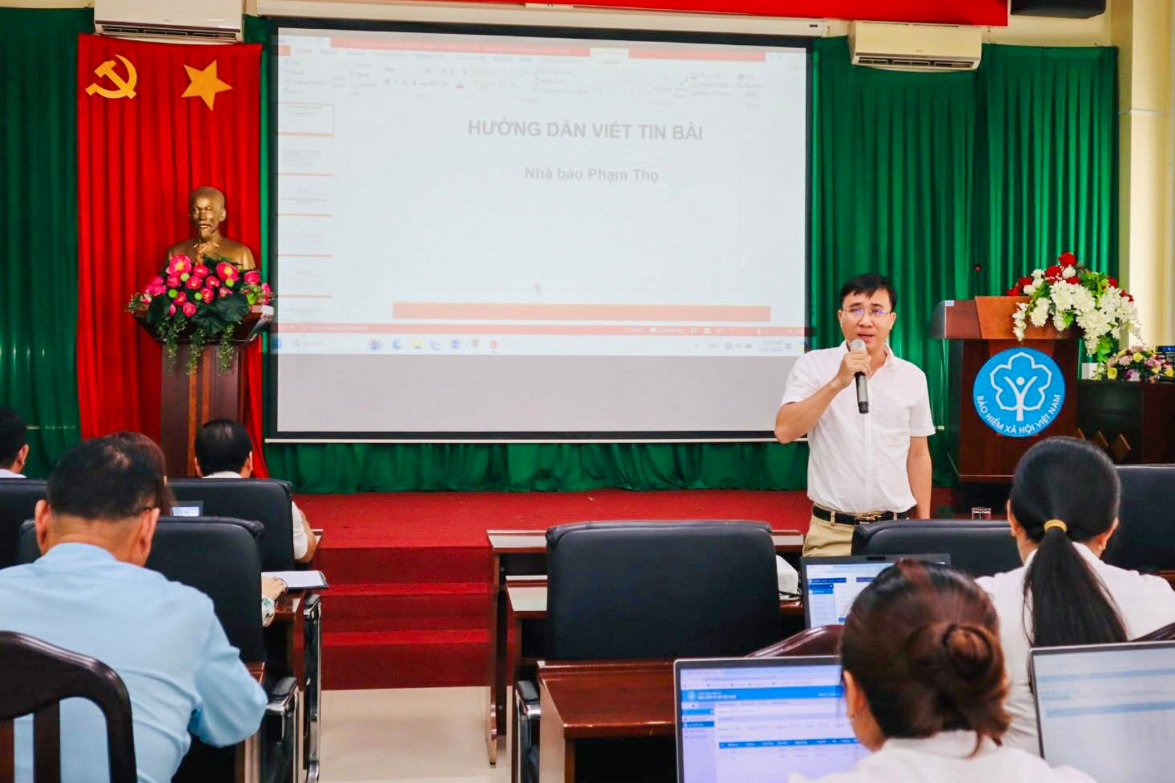 Bảo hiểm xã hội tỉnh Sóc Trăng tập huấn kỹ năng viết tin, bài và chụp ảnh báo chí cơ bản