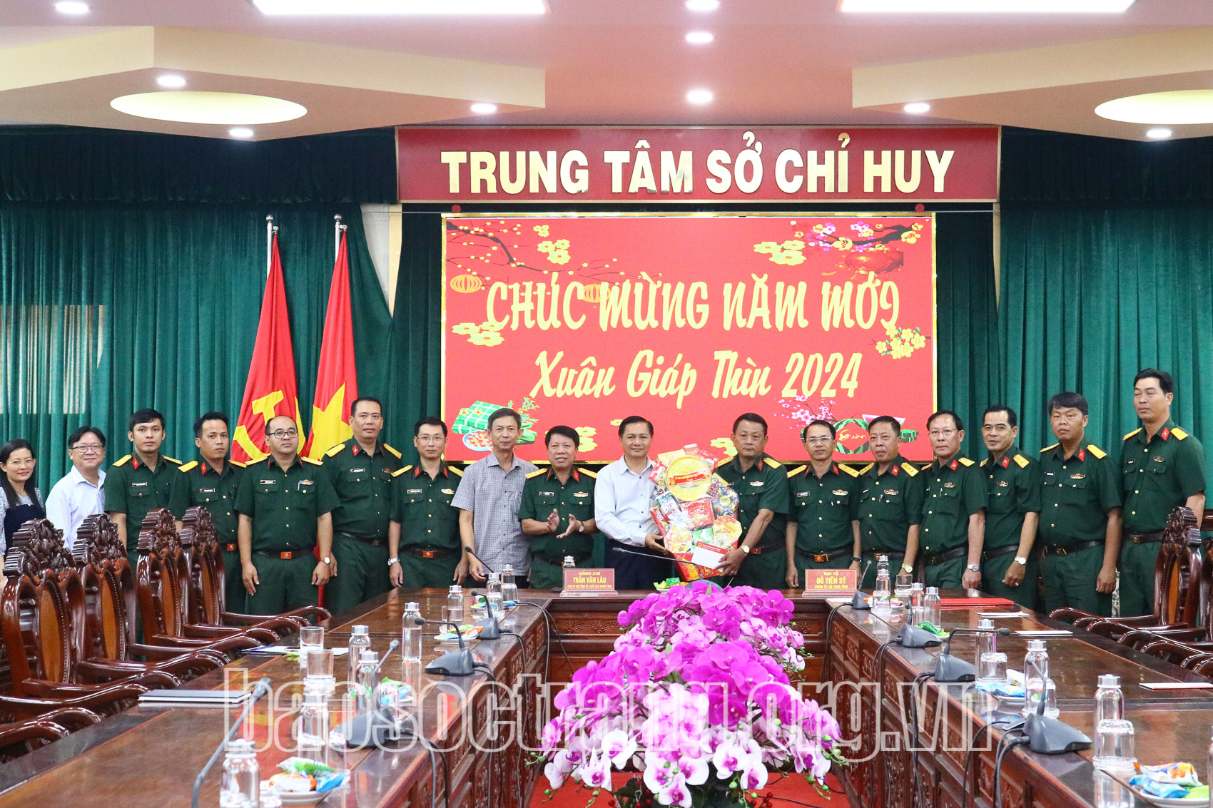Chủ tịch UBND tỉnh Trần Văn Lâu thăm, chúc Tết các sở, ngành và lực lượng vũ trang tỉnh