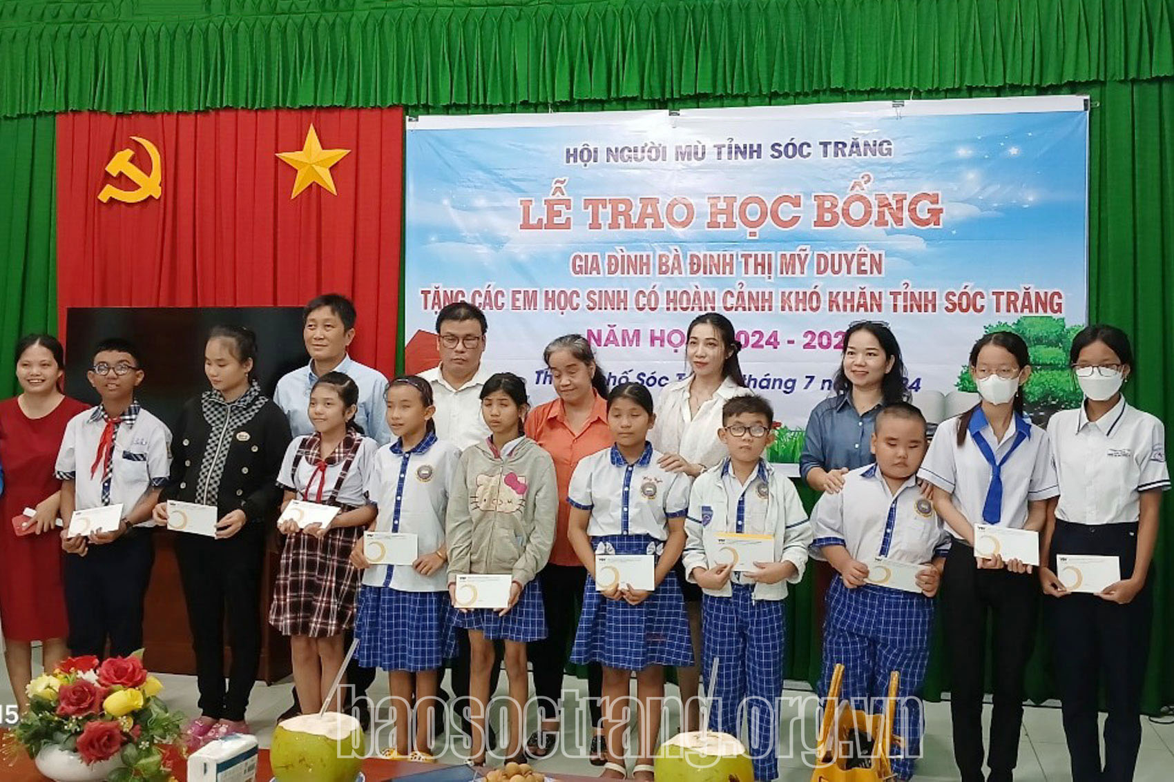 Trao học bổng cho học sinh khiếm thị, học sinh là con của người mù có hoàn cảnh khó khăn