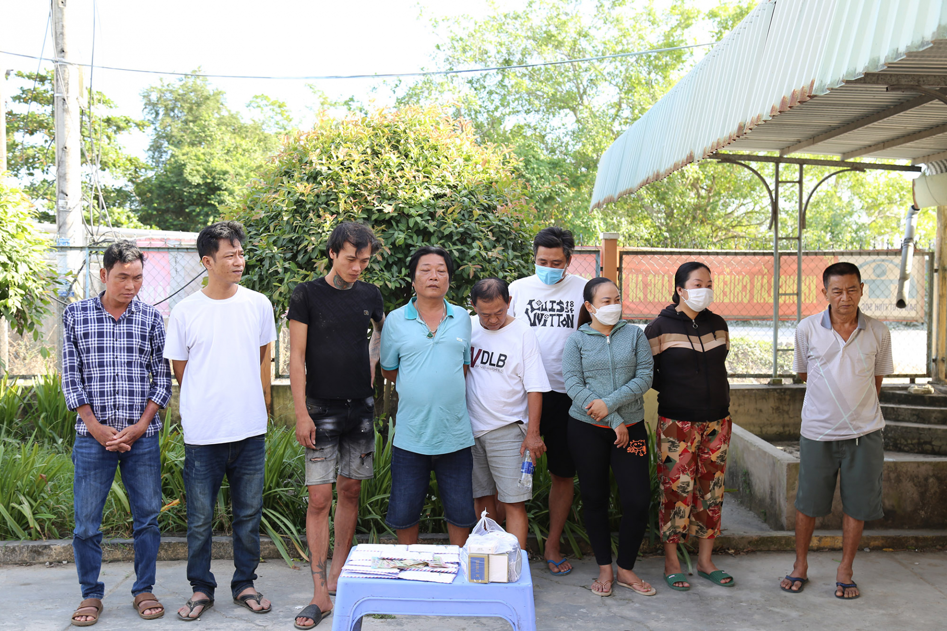 Công an huyện Mỹ Tú triệt xóa tụ điểm đánh bạc, bắt quả tang 9 đối tượng