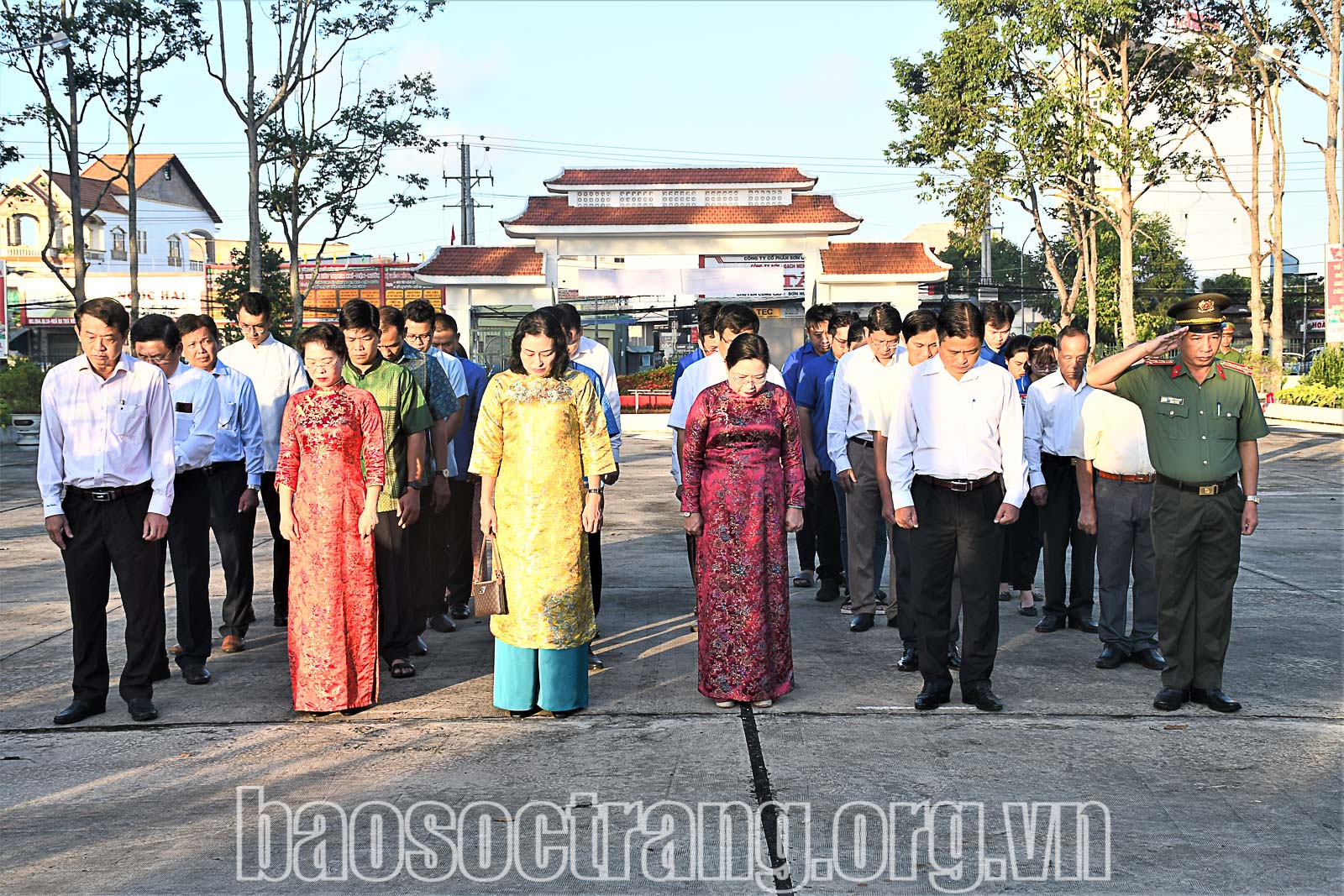 Đại biểu dự Đại hội đại biểu các dân tộc thiểu số tỉnh Sóc Trăng viếng Nghĩa trang liệt sĩ tỉnh