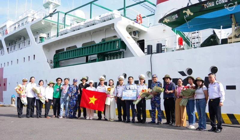 Khám sức khỏe cho quân và dân huyện đảo Trường Sa và nhà giàn DK1