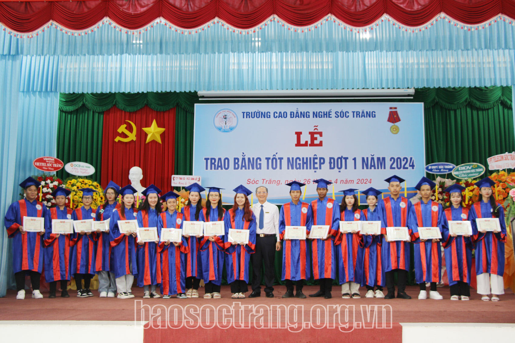 Gần 280 học sinh, sinh viên nhận bằng tốt nghiệp