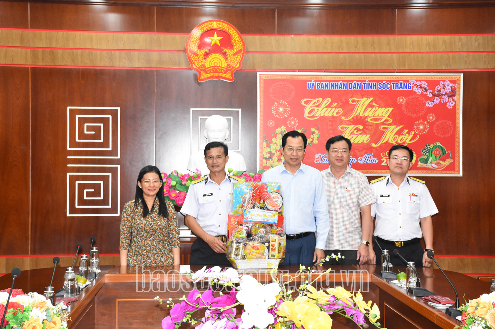 Bộ Tư lệnh Vùng 5 Hải quân chúc Tết UBND tỉnh Sóc Trăng