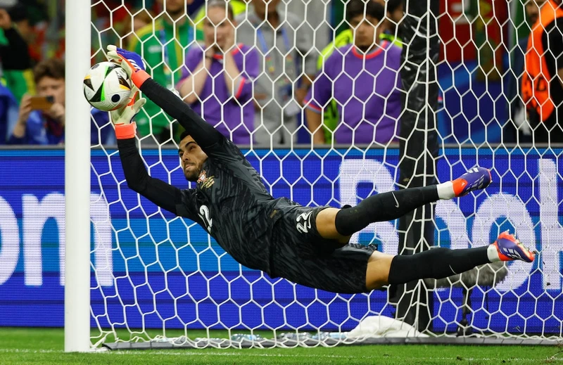 Ronaldo và đồng đội đi tiếp dù đá hỏng 11m