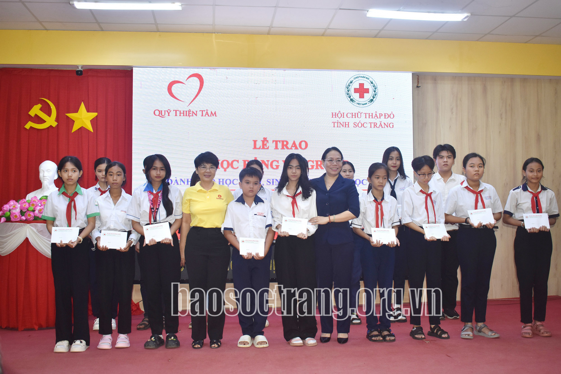 Trao học bổng từ Quỹ Thiện Tâm cho học sinh nghèo