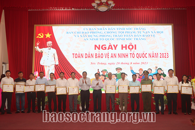 Khen thưởng nhiều tập thể, cá nhân trong phong trào Toàn dân bảo vệ an ninh Tổ quốc