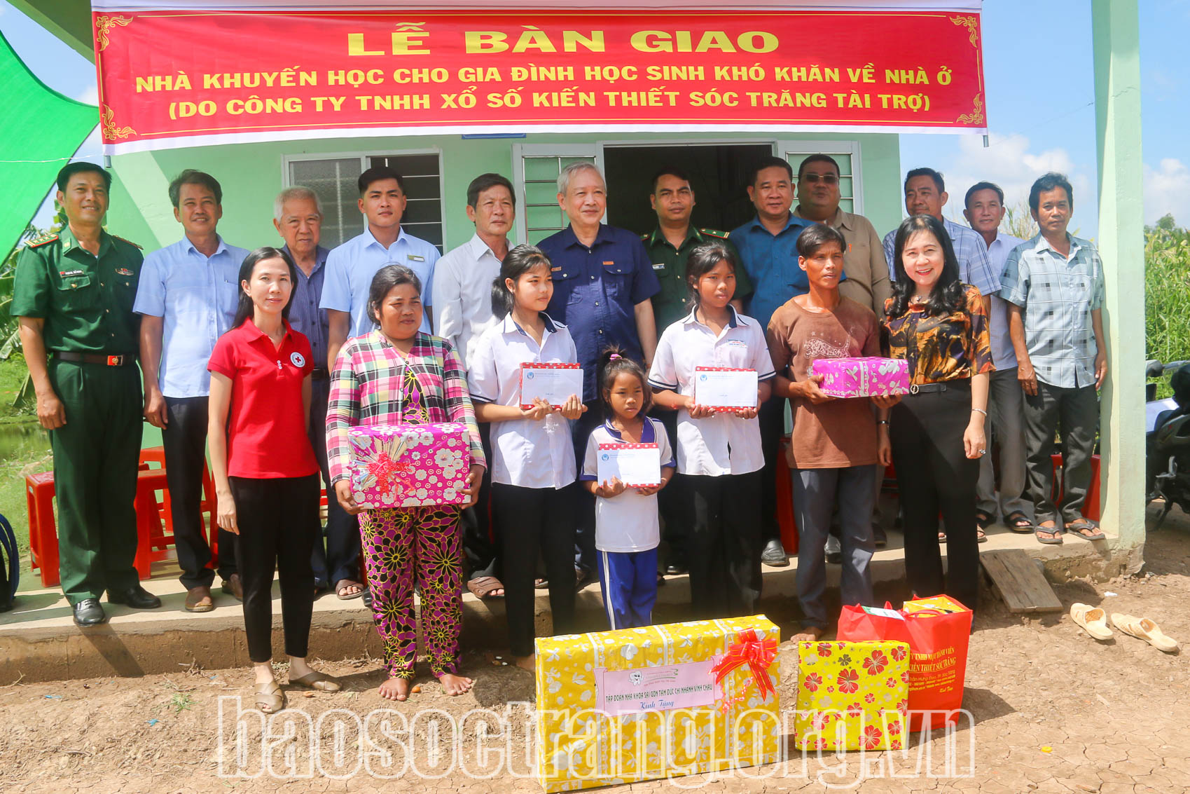 Bàn giao 2 căn nhà khuyến học cho hộ khó khăn trên địa bàn thị xã Vĩnh Châu