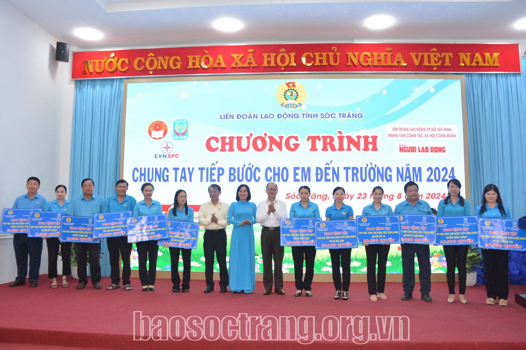 Tiếp bước cho 100 em học sinh đến trường