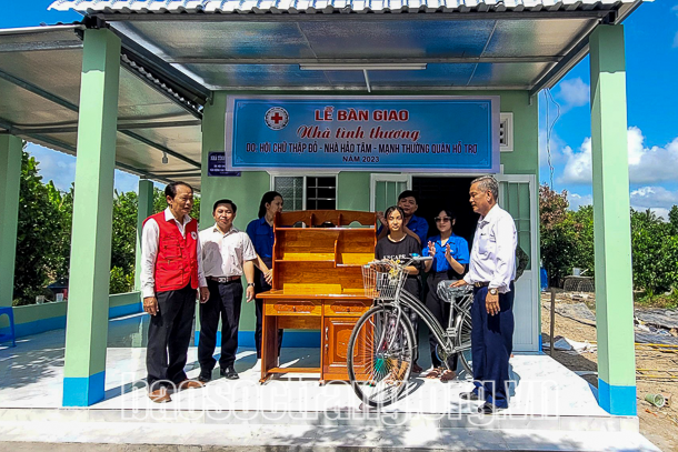 Hội Chữ thập đỏ huyện Kế Sách bàn giao 2 căn nhà chữ thập đỏ