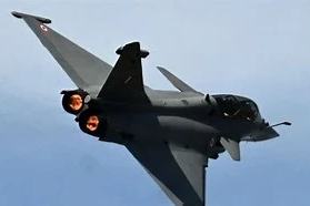 Pháp: Hai máy bay quân sự va chạm trên không