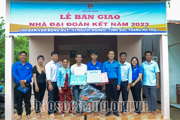 Bàn giao nhà ở cho thanh niên, đội viên có hoàn cảnh khó khăn