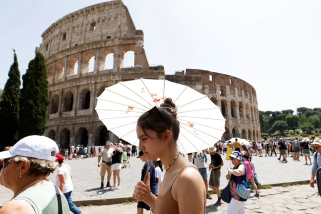 Thế giới "oằn mình" trong nắng nóng