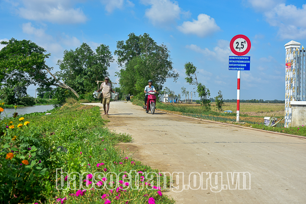 Người dân xã Viên An vui mừng khi có tuyến đường bêtông của Dự án 4