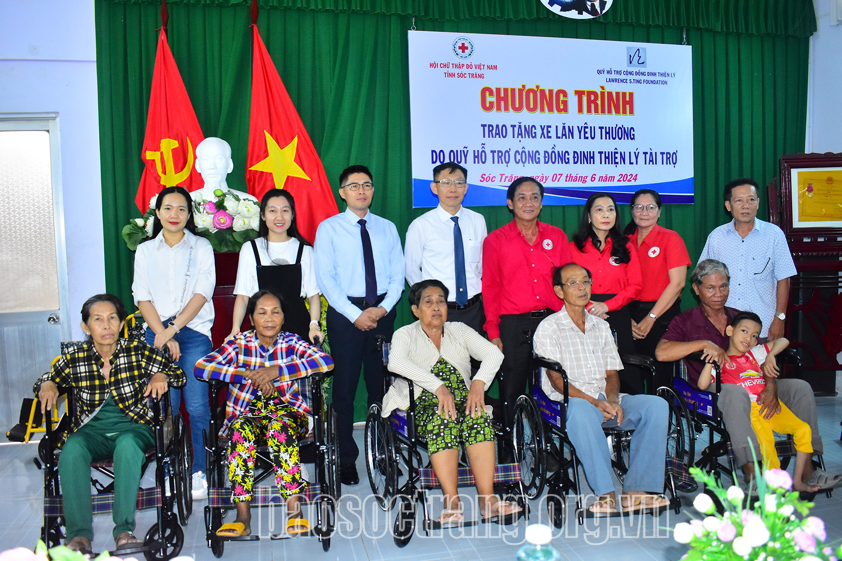 Hội Chữ thập đỏ tỉnh Sóc Trăng trao 100 xe lăn, xe lắc cho người khuyết tật