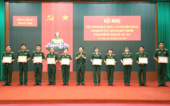 Đại úy Bùi Thị Mỹ Nhiên không ngừng học tập và làm theo gương Bác