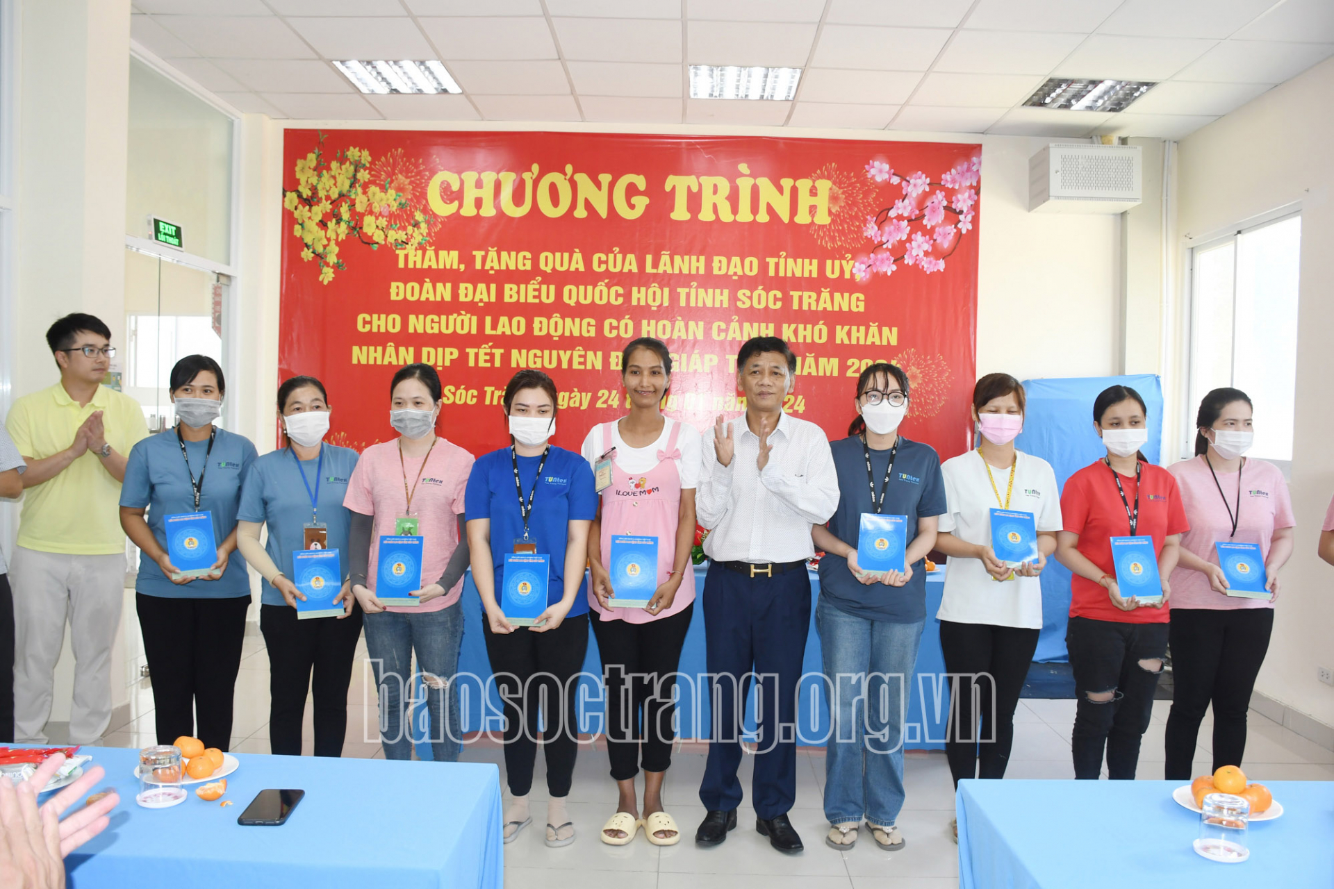 Bí thư Tỉnh ủy Lâm Văn Mẫn thăm, tặng quà người lao động có hoàn cảnh khó khăn và cán bộ hưu trí tại thành phố Sóc Trăng