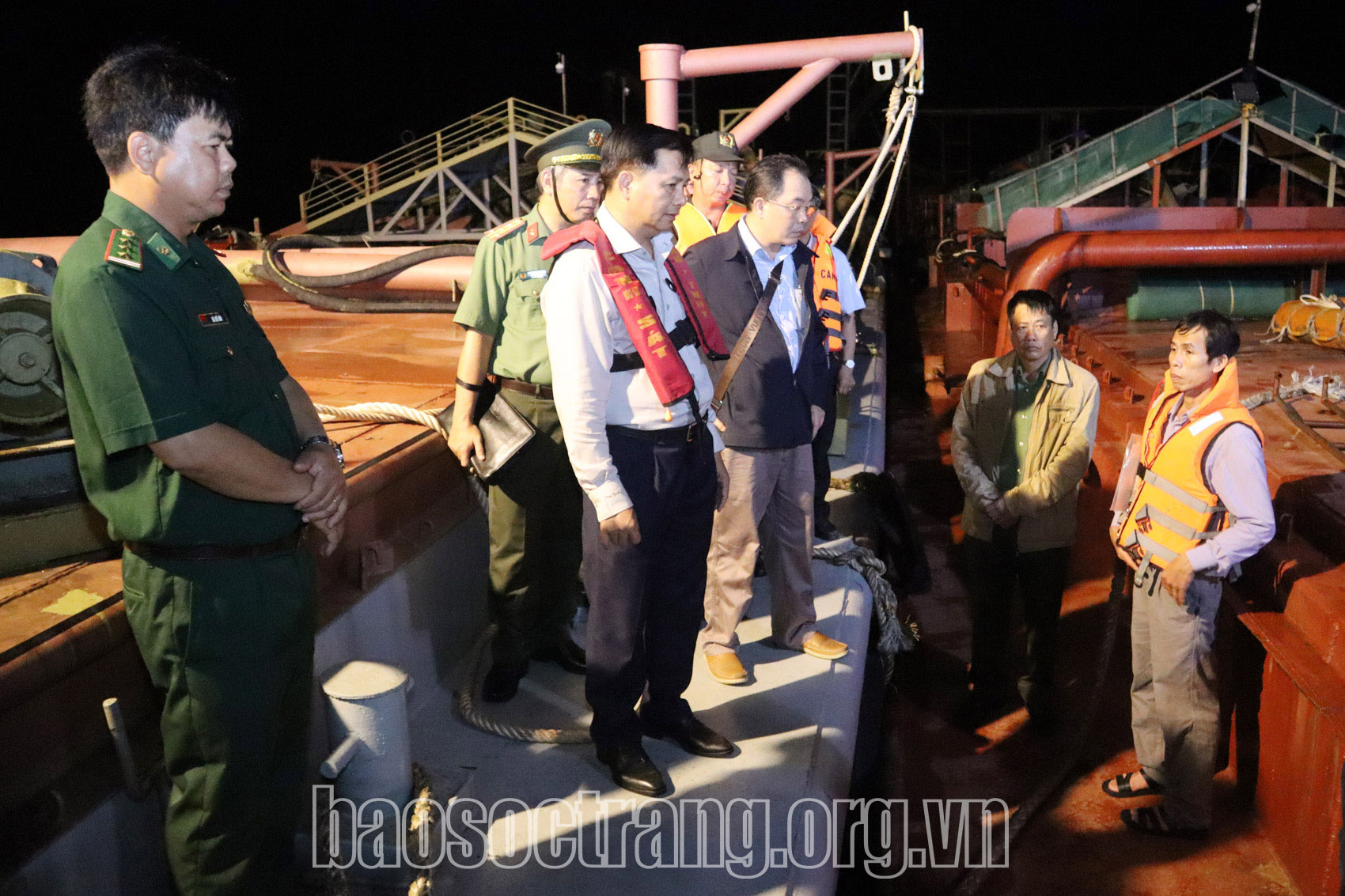 Lãnh đạo tỉnh Sóc Trăng kiểm tra xuyên đêm tình hình khai thác cát