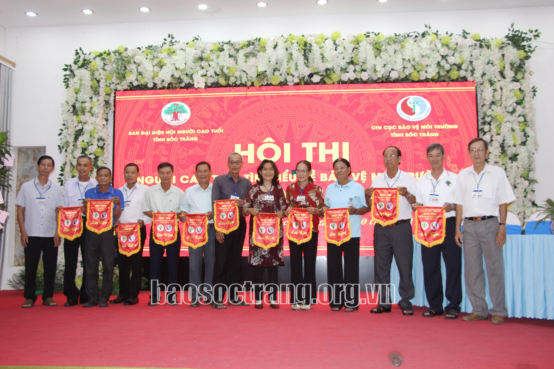 Người cao tuổi tìm hiểu về bảo vệ môi trường