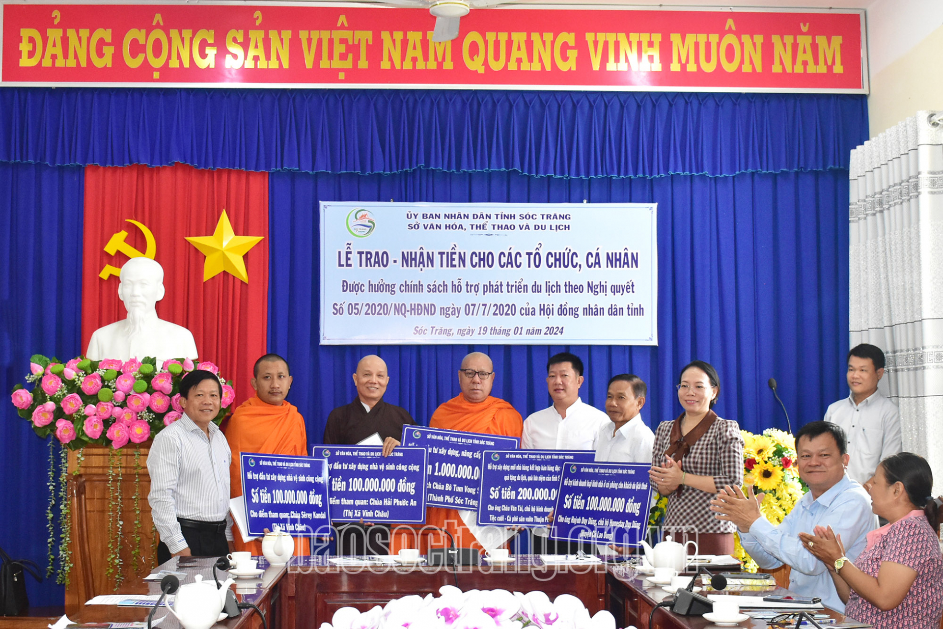 Trao - nhận tiền hỗ trợ cho các doanh nghiệp, tổ chức, cá nhân phát triển du lịch trên địa bàn tỉnh