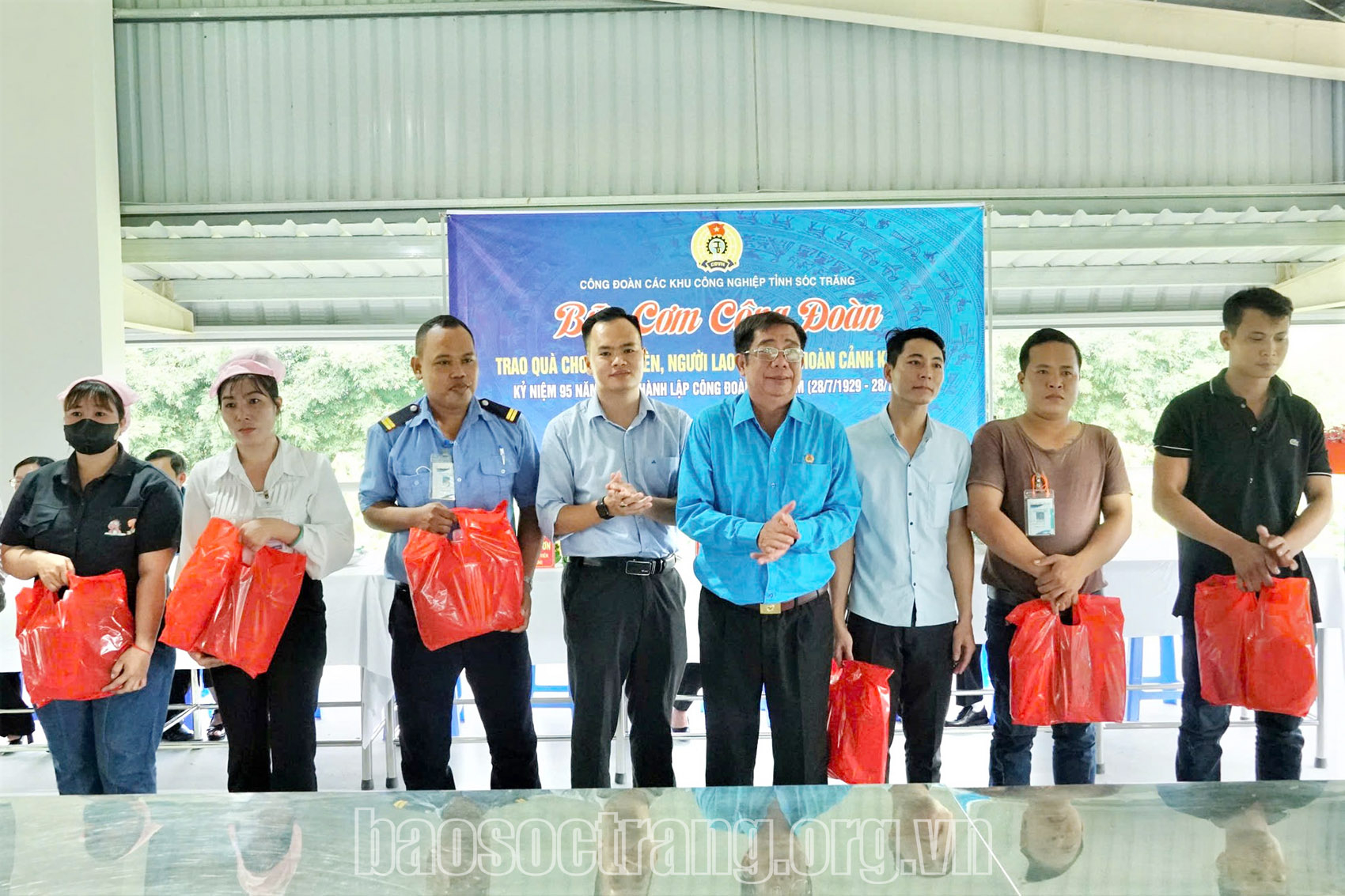 Ấm áp “Bữa cơm công đoàn”