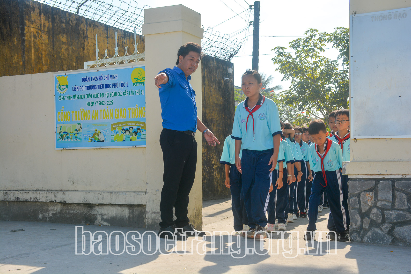 Xây dựng cổng trường an toàn giao thông