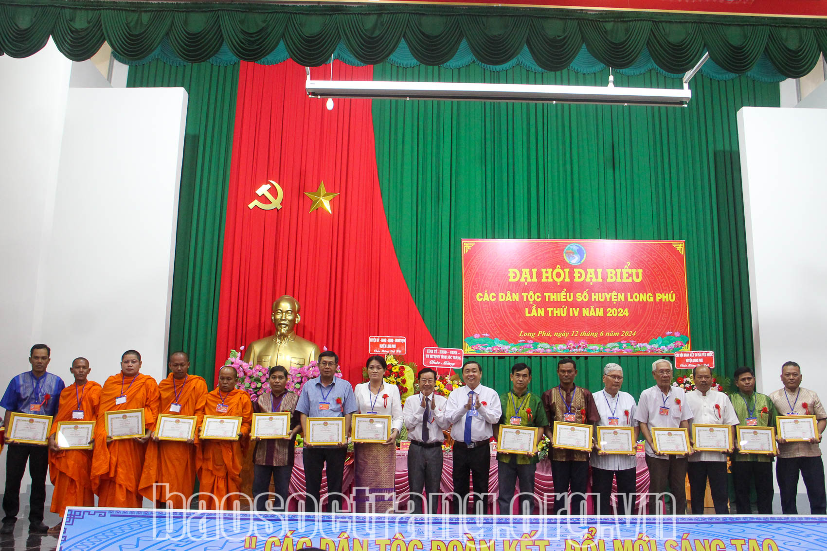 Phát huy vai trò của chức sắc, người có uy tín trong đồng bào dân tộc thiểu số