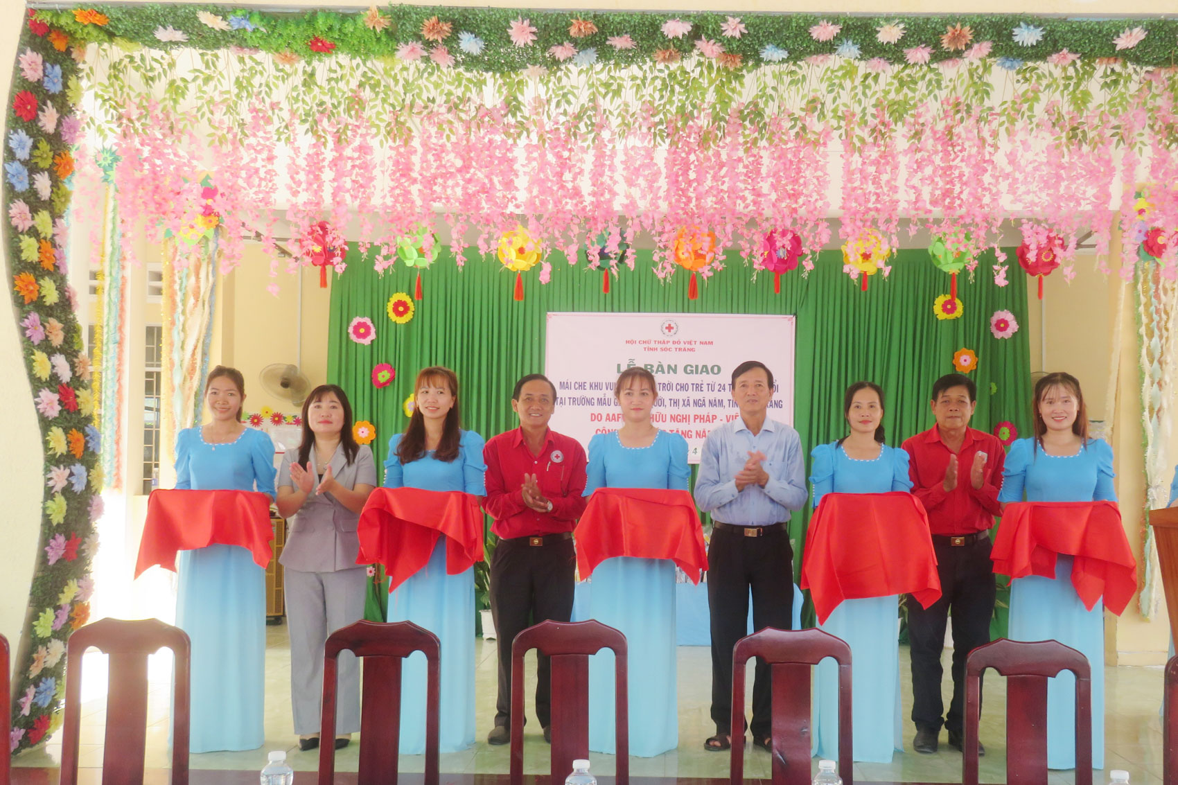 Bàn giao mái che ngoài trời cho trẻ tại Trường Mẫu giáo Vĩnh Quới