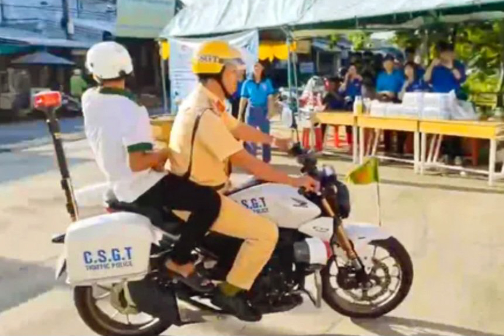 Cảnh sát giao thông dùng xe chuyên dụng hỗ trợ thí sinh đến điểm thi tốt nghiệp