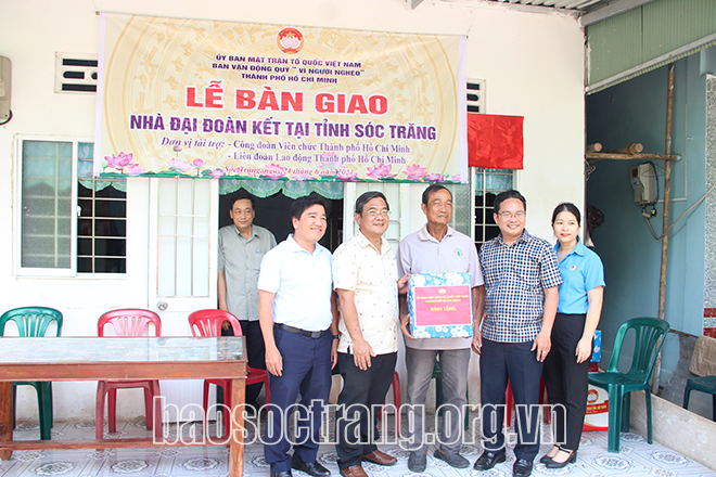 Bàn giao 30 căn nhà cho hộ nghèo trên địa bàn tỉnh Sóc Trăng