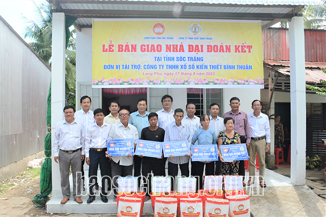 Bàn giao 10 căn nhà đại đoàn kết tại Long Phú và Trần Đề