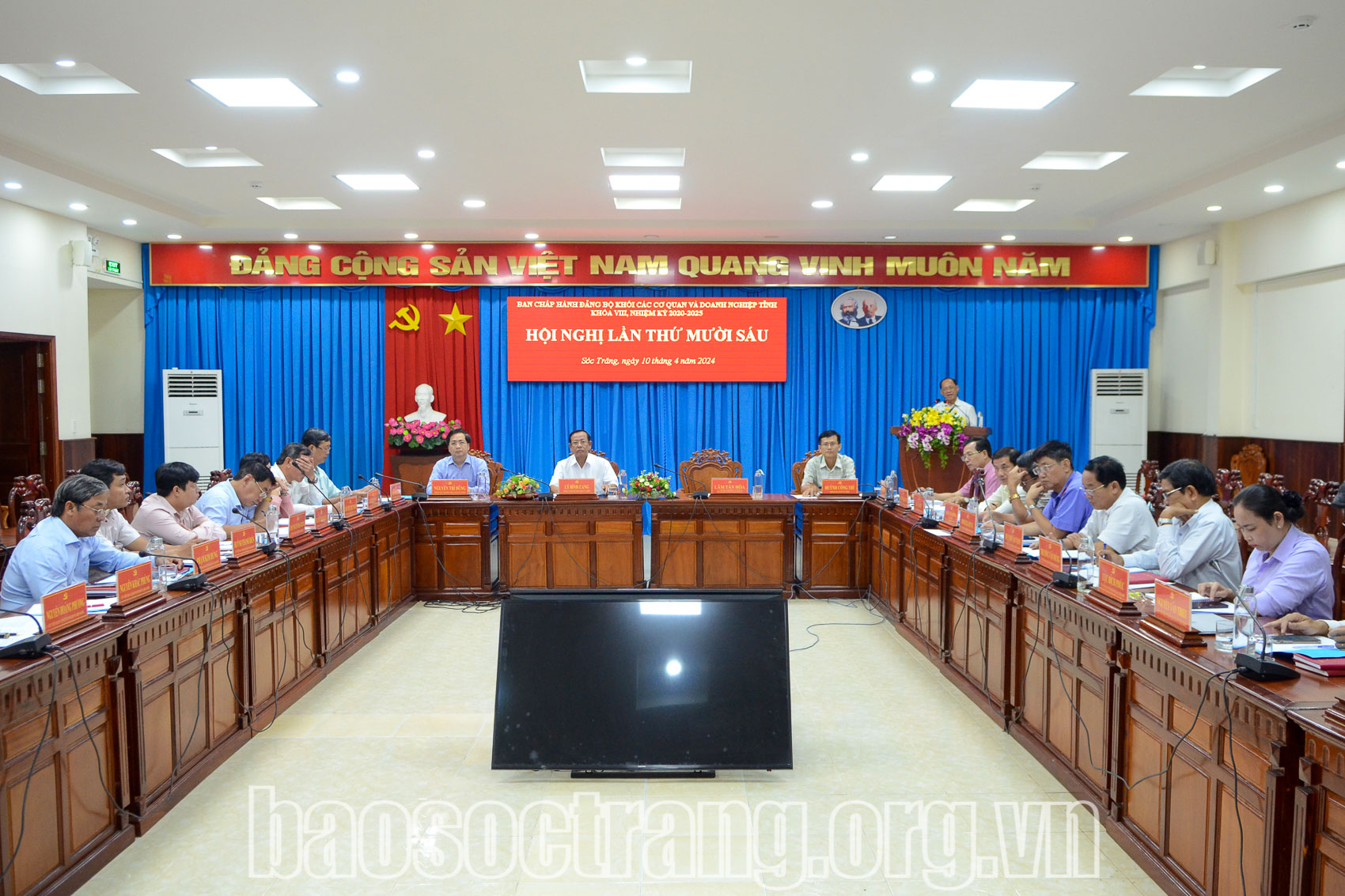 "Tự hào và tin tưởng dưới lá cờ vẻ vang của Đảng, quyết tâm xây dựng một nước Việt Nam ngày càng giàu mạnh, văn minh, văn hiến và anh hùng"