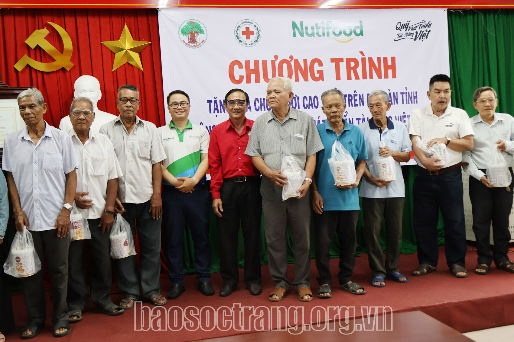 Tặng sữa dinh dưỡng cho trên 500 người cao tuổi trên địa bàn tỉnh Sóc Trăng