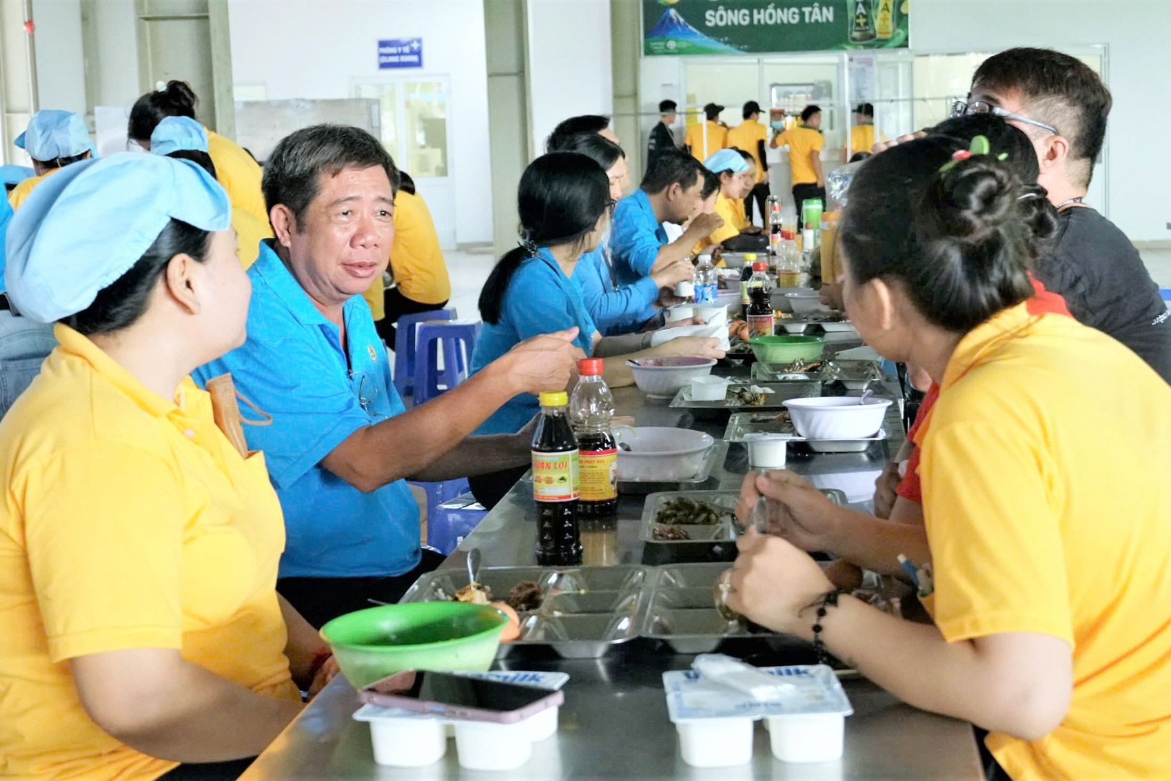 Chủ tịch Liên đoàn Lao động tỉnh dùng cơm trưa với công nhân lao động