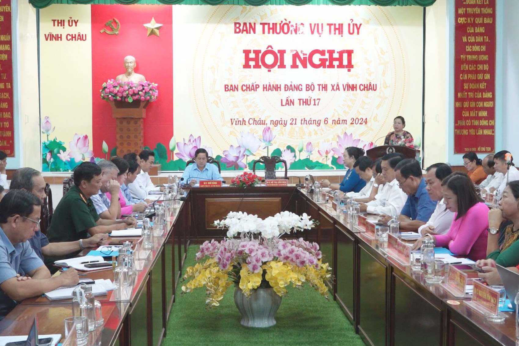 Đồng chí Hồ Thị Cẩm Đào dự họp Ban Chấp hành Đảng bộ thị xã Vĩnh Châu