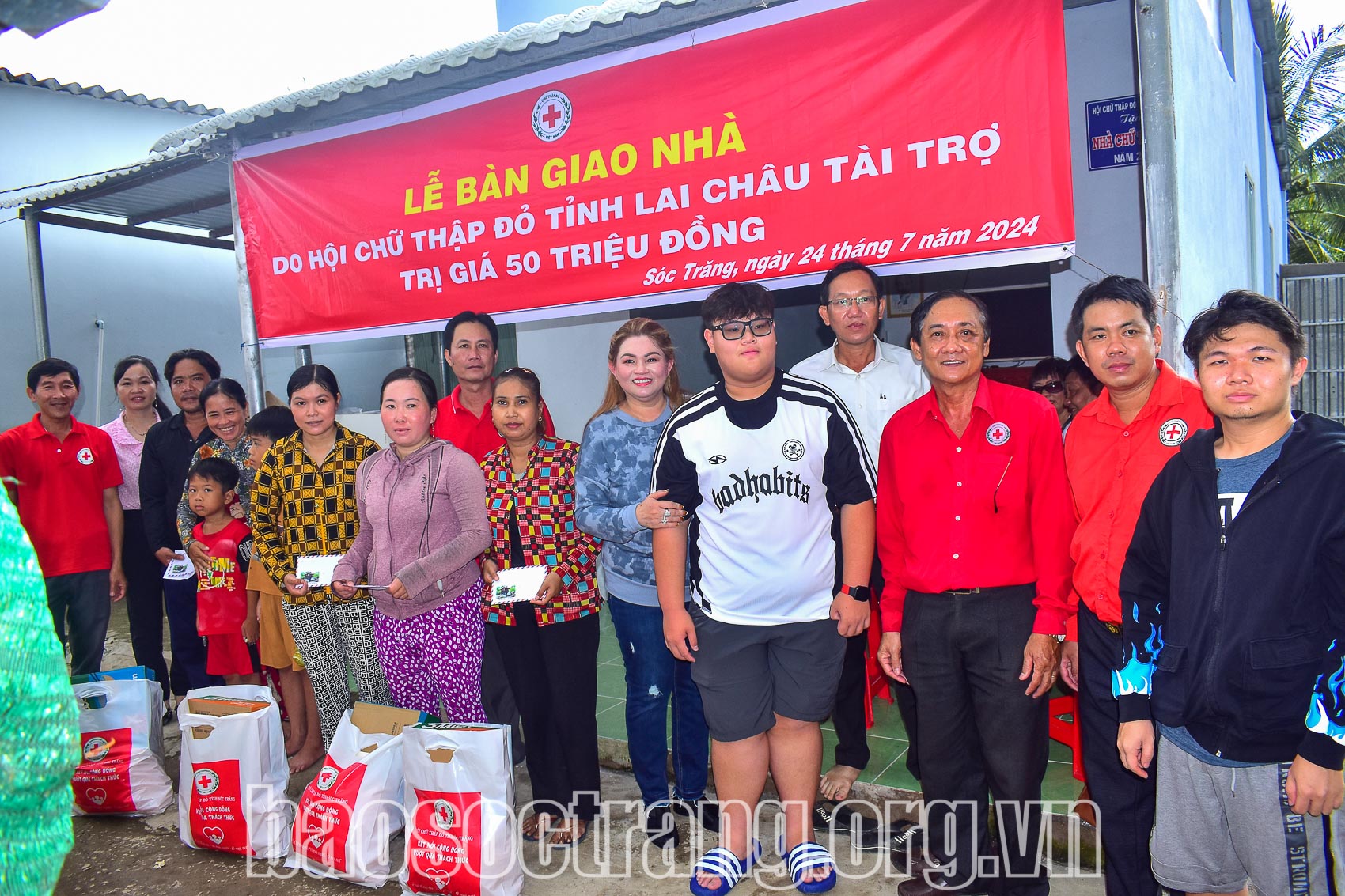 Bàn giao 4 căn nhà chữ thập đỏ cho hộ có hoàn cảnh khó khăn