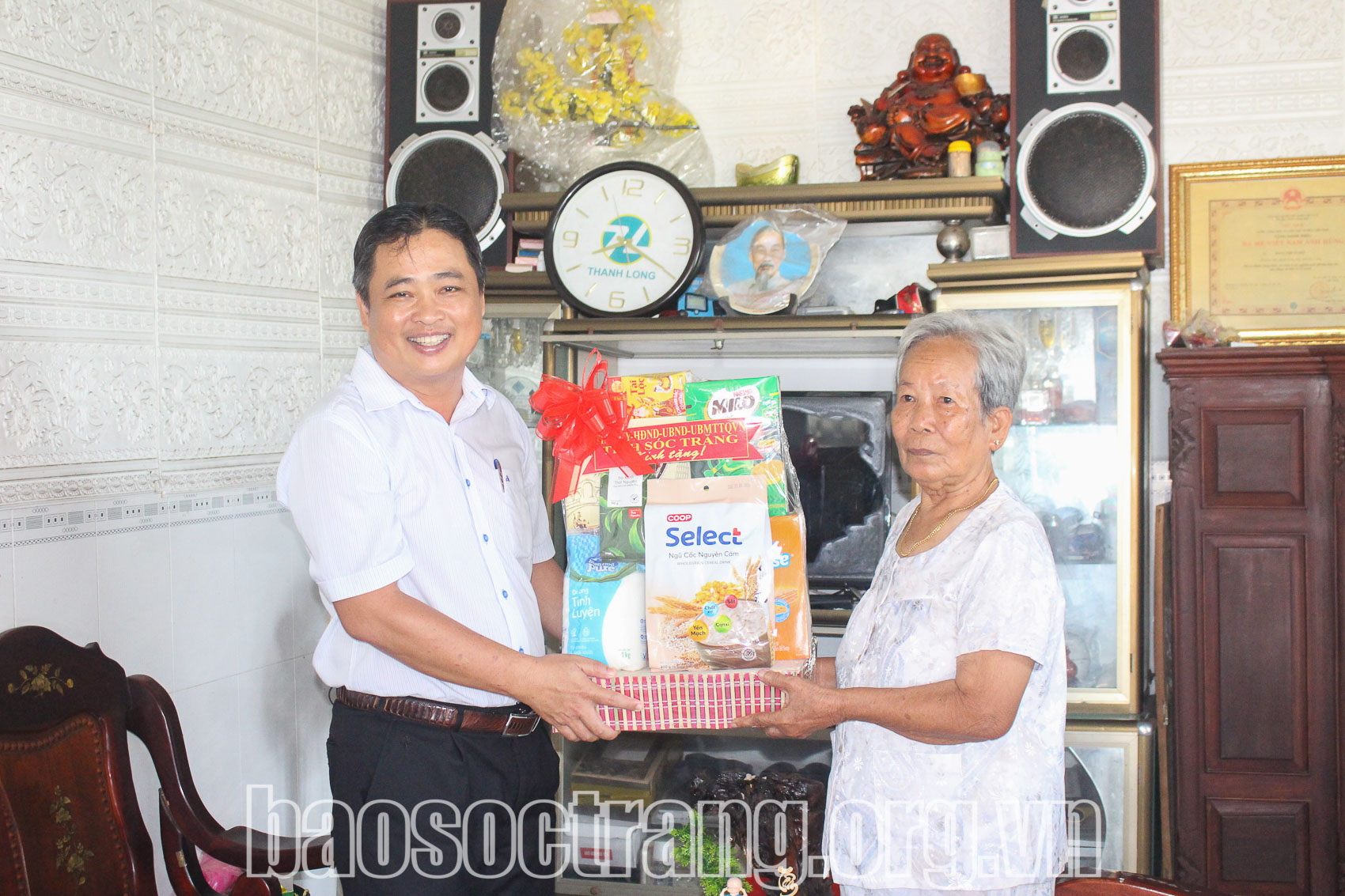 Đoàn cán bộ tỉnh thăm, tặng quà gia đình chính sách tại huyện Long Phú