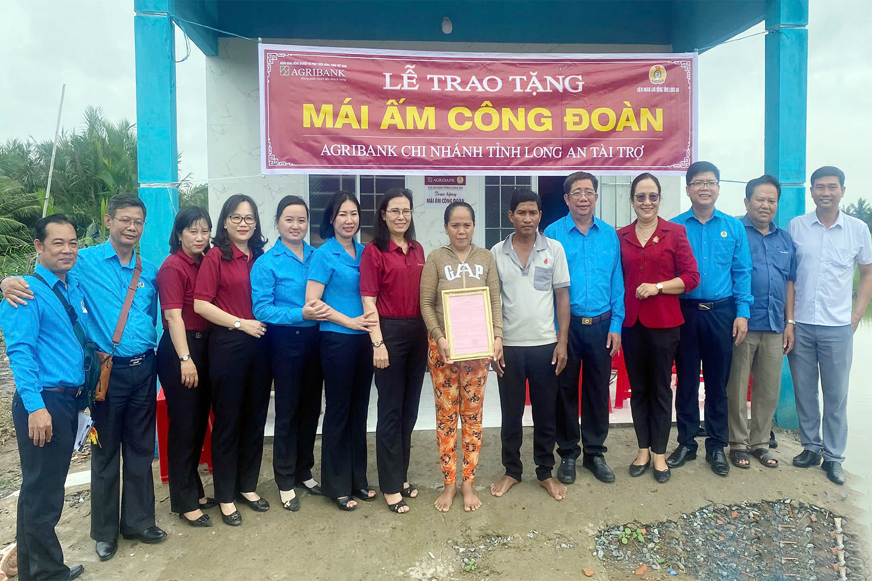 Bàn giao 3 nhà “Mái ấm công đoàn” cho công đoàn viên tại thị xã Vĩnh Châu