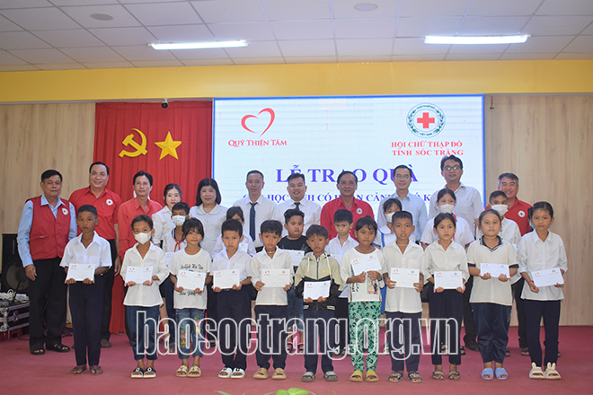 Tặng 100 phần quà cho học sinh có hoàn cảnh khó khăn