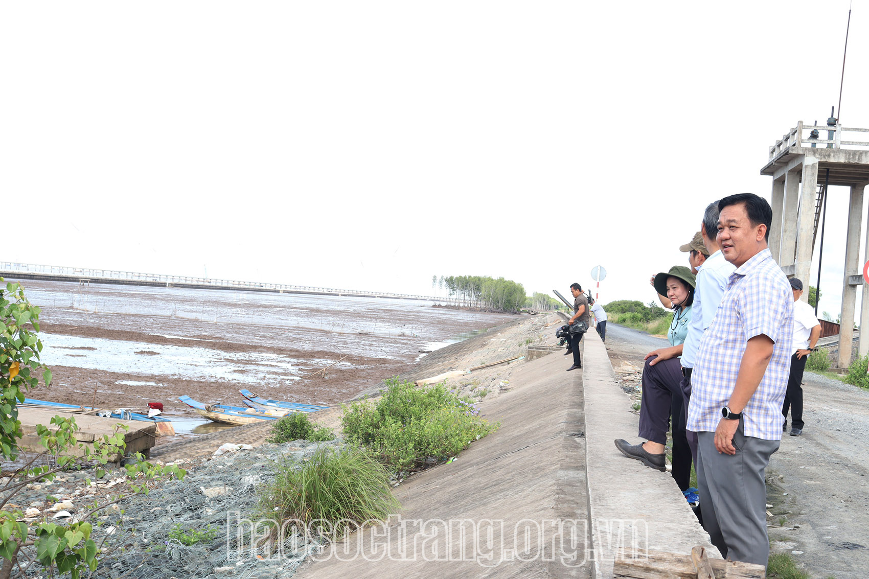 Khảo sát tuyến đê biển trên địa bàn thị xã Vĩnh Châu