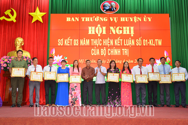 “Những bông hoa trong vườn Bác”