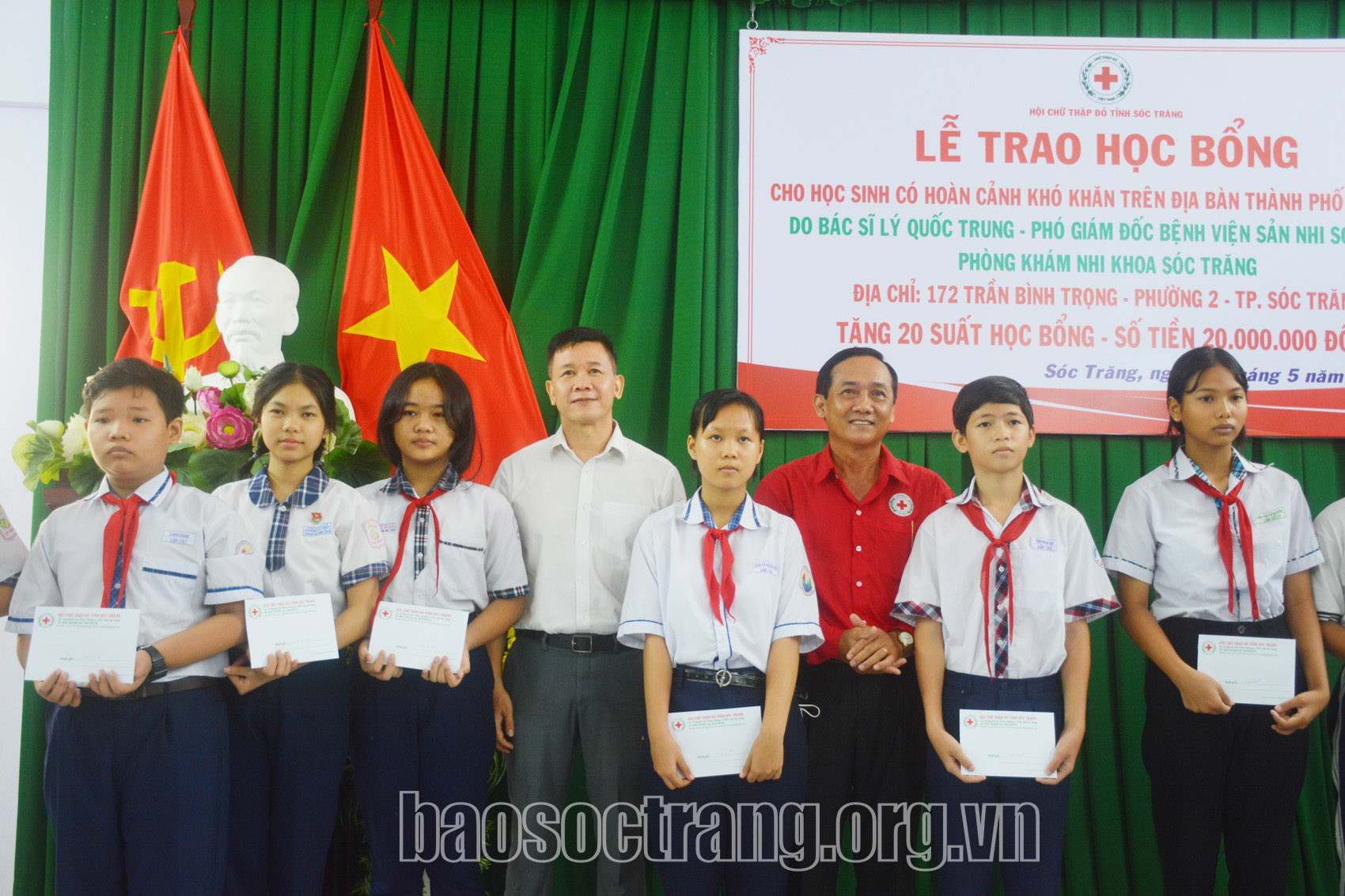 Hội Chữ thập đỏ tỉnh trao học bổng cho học sinh có hoàn cảnh khó khăn